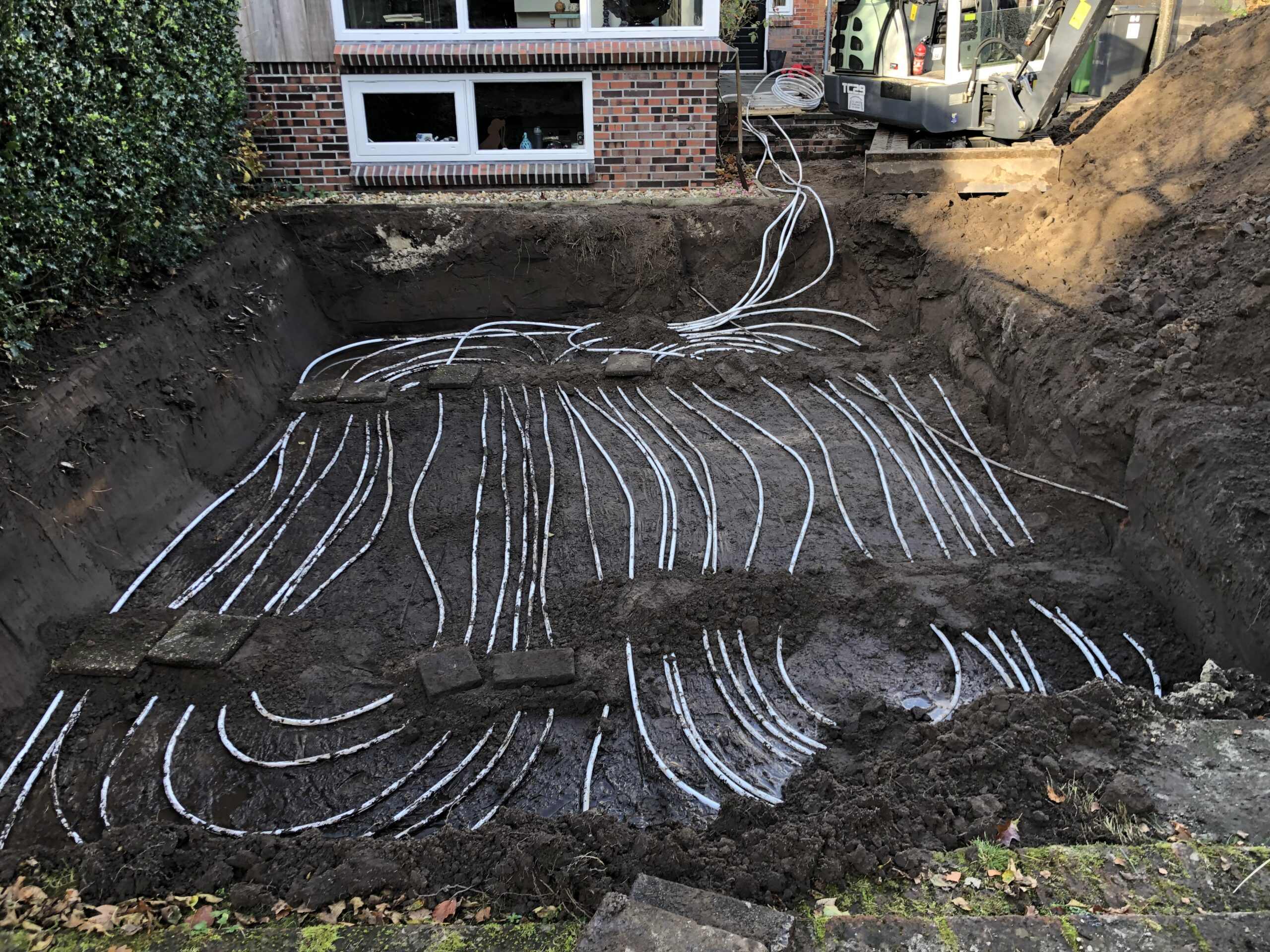 In de achtertuin ligt op circa anderhalve meter diepte een slangenstelsel van in totaal 400 meter lang. 