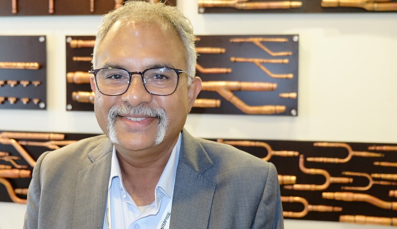 Santosh Kumar op Chillventa, voor de koperfittingen waarvoor hij jaren geleden een gat in de markt zag.