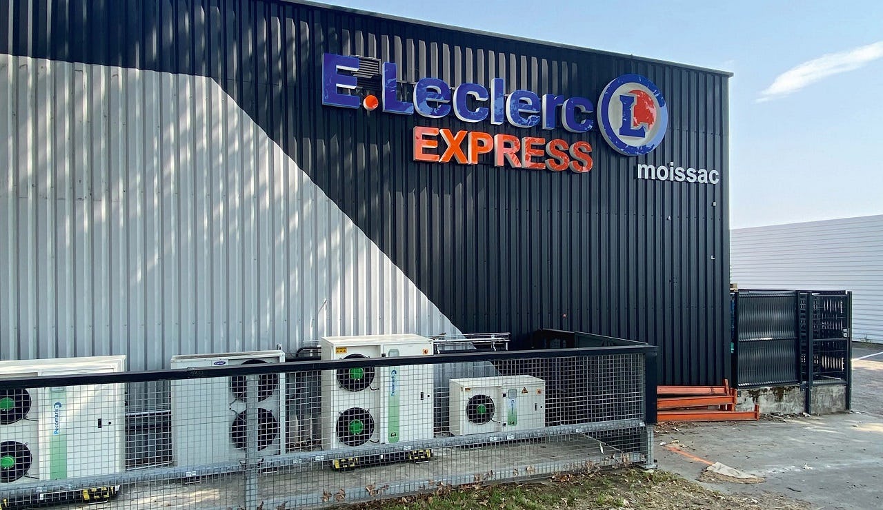 De nieuwe R455A-condensingunits, opgesteld aan de zijkant van de nieuwe E. Leclerc Express.