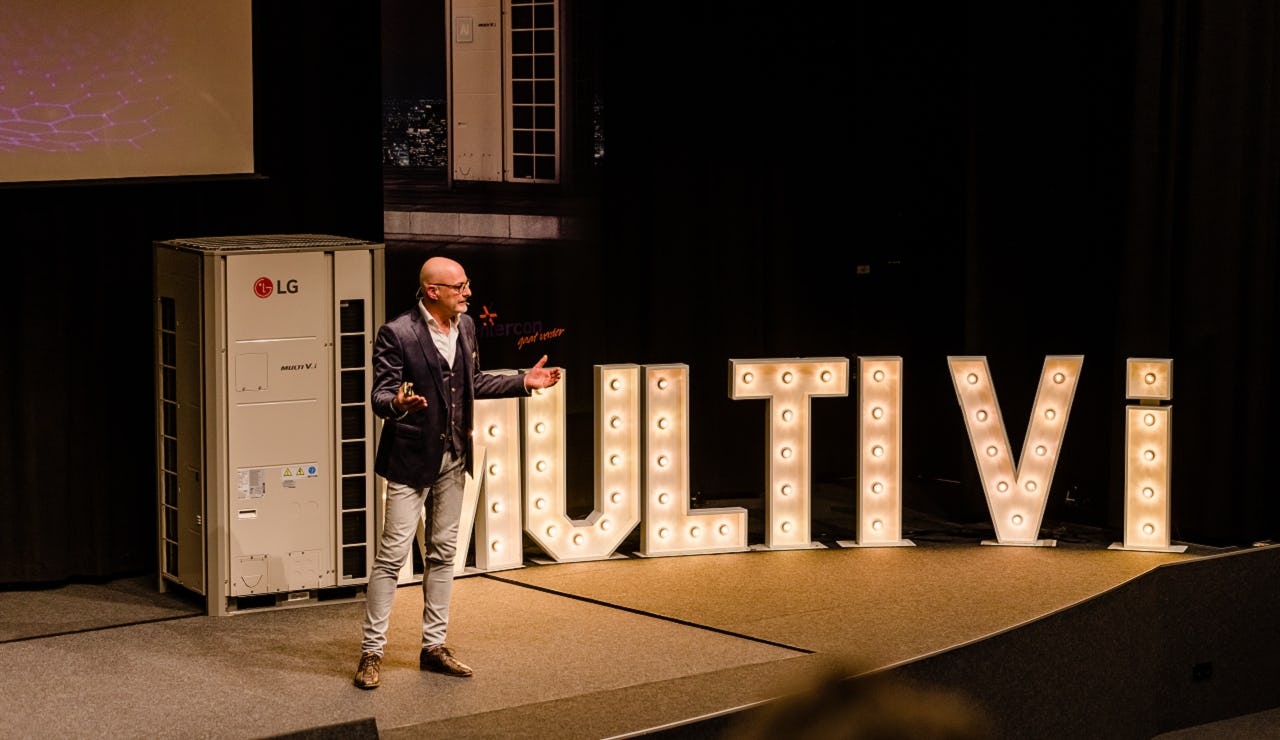 Martin Pennings van LG gaf bij de lancering van de Multi V i voor een volle zaal uitleg over het nieuwe VRF-systeem van LG.