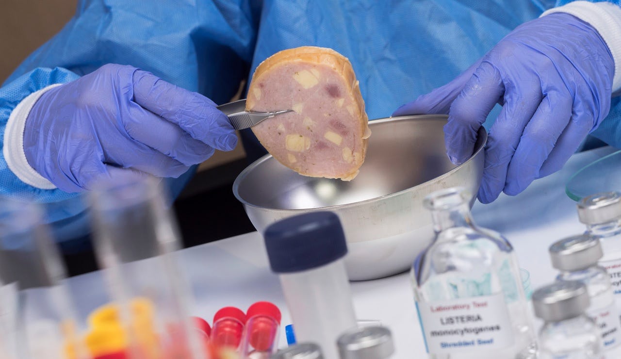 Onderzoek naar een met Listeria
monocytogenes besmet vleesproduct.