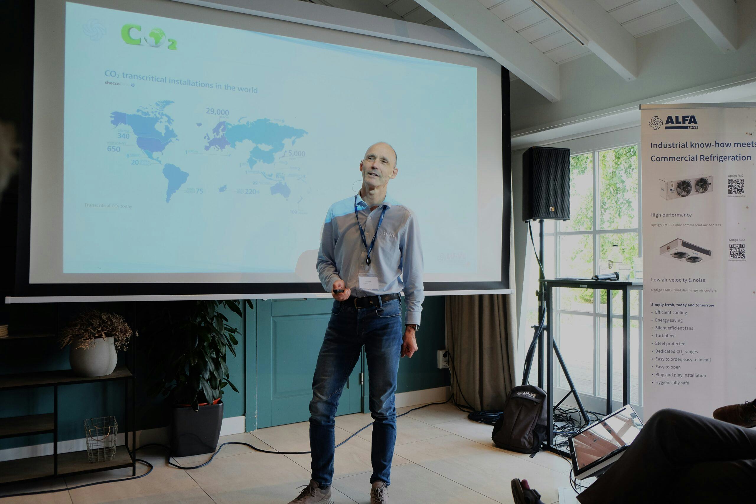 Jan van Loenhout geeft uitleg over het bepalen van de capaciteit van de gaskoeler.