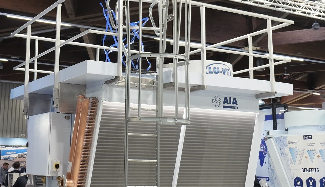 Het serviceframe op de industriële ALFA/AIA drycooler/NH3-condensor.