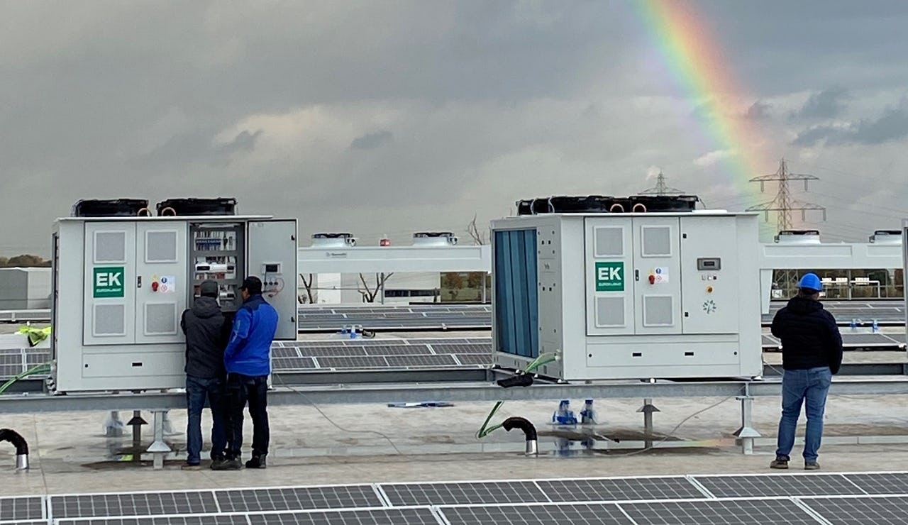 Zonnepanelen en Hera-warmtepompen op het dak van het distributiecentrum in Weert.