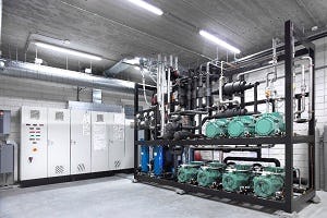 CO₂-installatie (500 kW MT-koelvermogen) met parallelcompressie en volledige klimaatregeling.