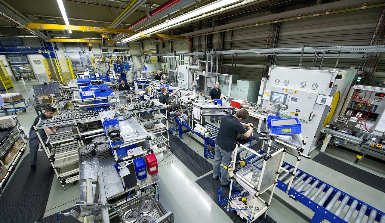 Nieuwe ontwikkelingen vragen om kennis die er vaak niet is, aldus Ruud van Dissel. Bitzer leidt zelf mensen op, zoals in deze
werkplaats in het Duitse Schkeuditz.