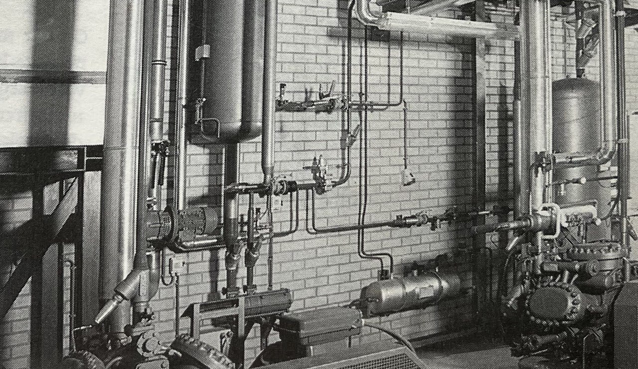 De machinekamer van Coldstore Hengelo II met de Grasso-compressoren, het koudemiddel-vloeistofvat (staande vat, links midden) en de oliewasser (staand rechts, achter de
compressor). Foto: Wolter Dijksma.