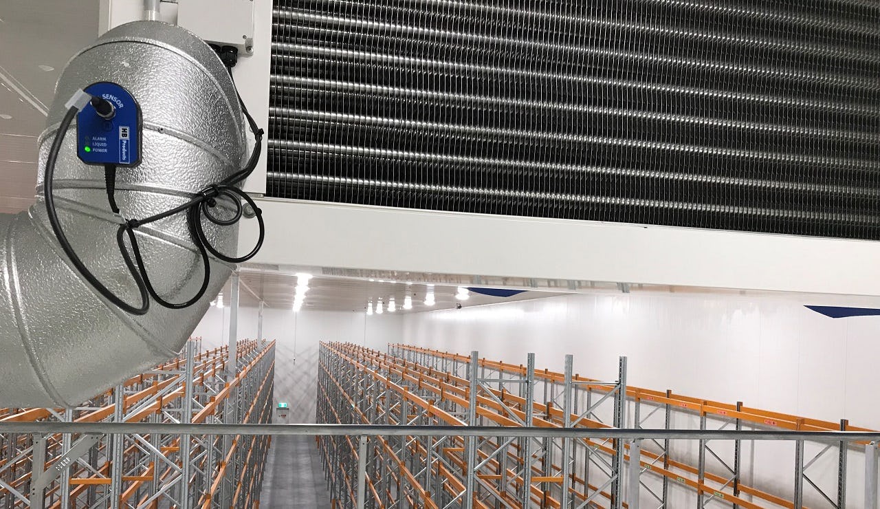 De Vapor Quality Sensor (links in beeld) wordt in het circuit in de zuigrichting vlak na de verdamper verticaal in de riser geplaatst.