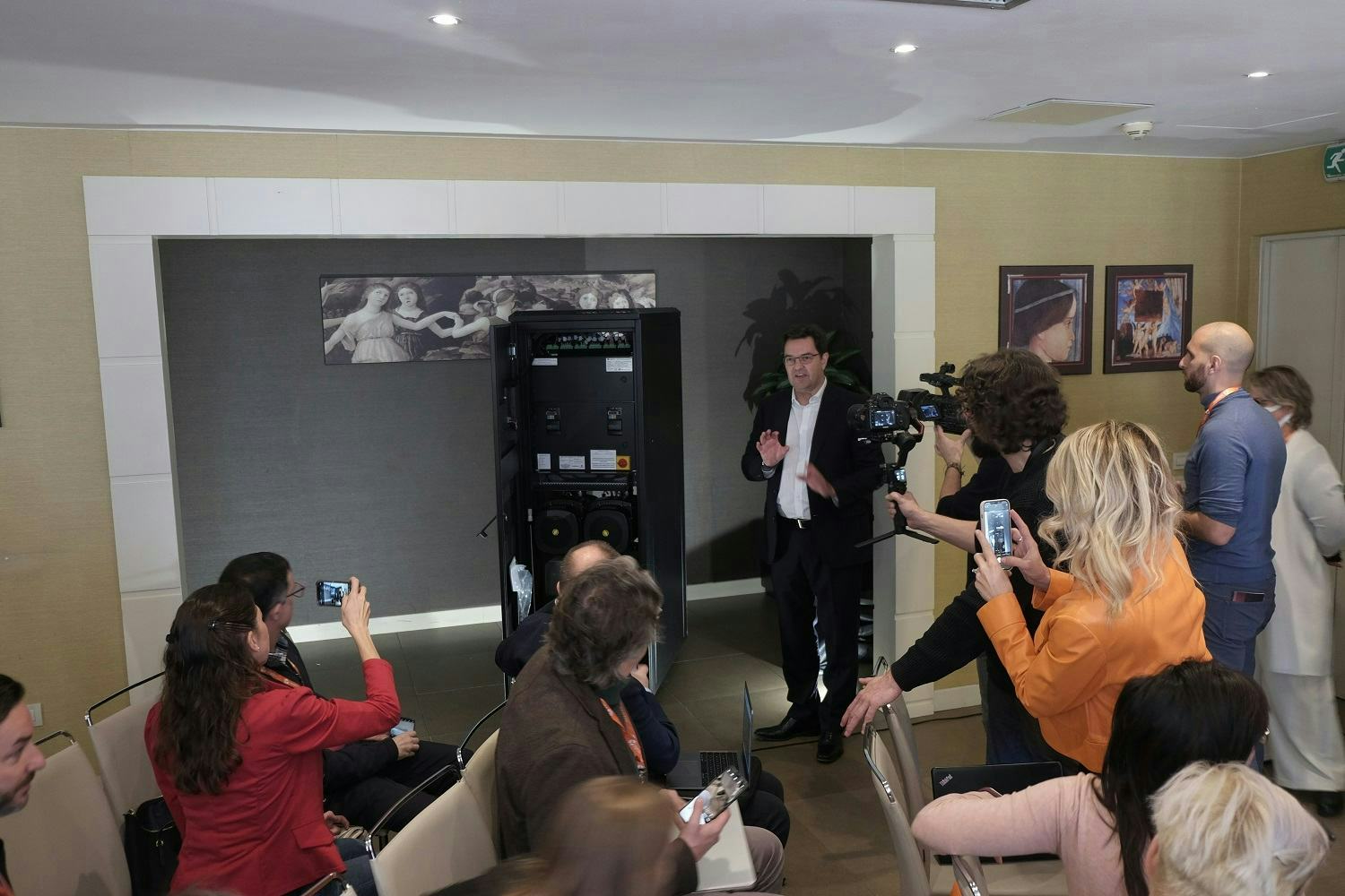 De officiële lancering van de Liebert XDU, een nieuwe generatie koelsysteem die vloeistofgekoelde servers ondersteunt.