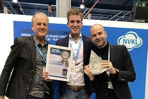 Sjors Wagenaar (midden) met deNVKL Koeltrofee.