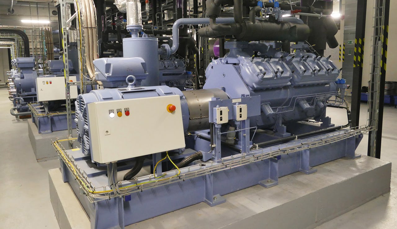 Koelmachine met zuigercompressoren,
in gebruik bij een voedselproducent.