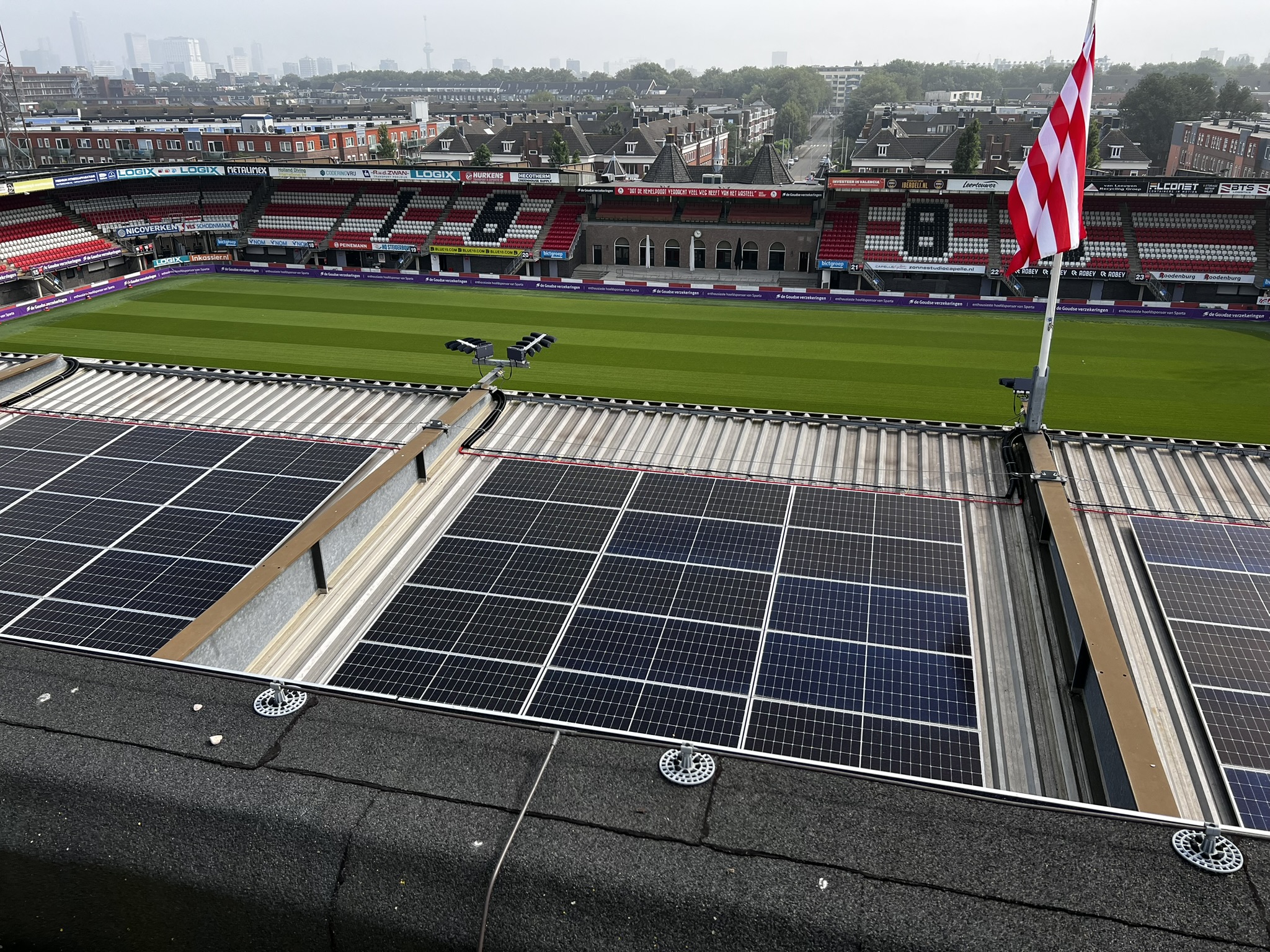Zonnepanelen op het dak van de Sparta-tribune.