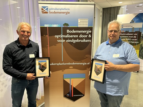 Ap Borsje (UvA, links) en Arjan van Grunsven (DNA Duurzaam) nemen de award in ontvangst.