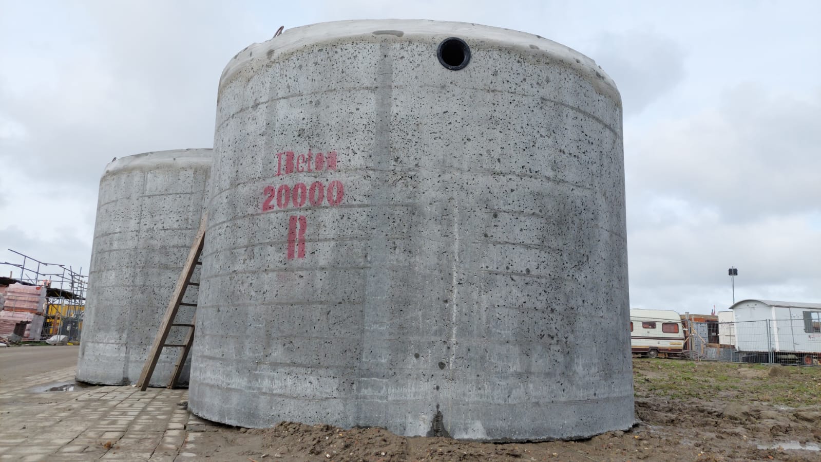 De twee betonnen watertanks die naast de woning van De Visser zijn ingegraven. Ze komen uit België, waar ze goedkoper zijn dan in Nederland.