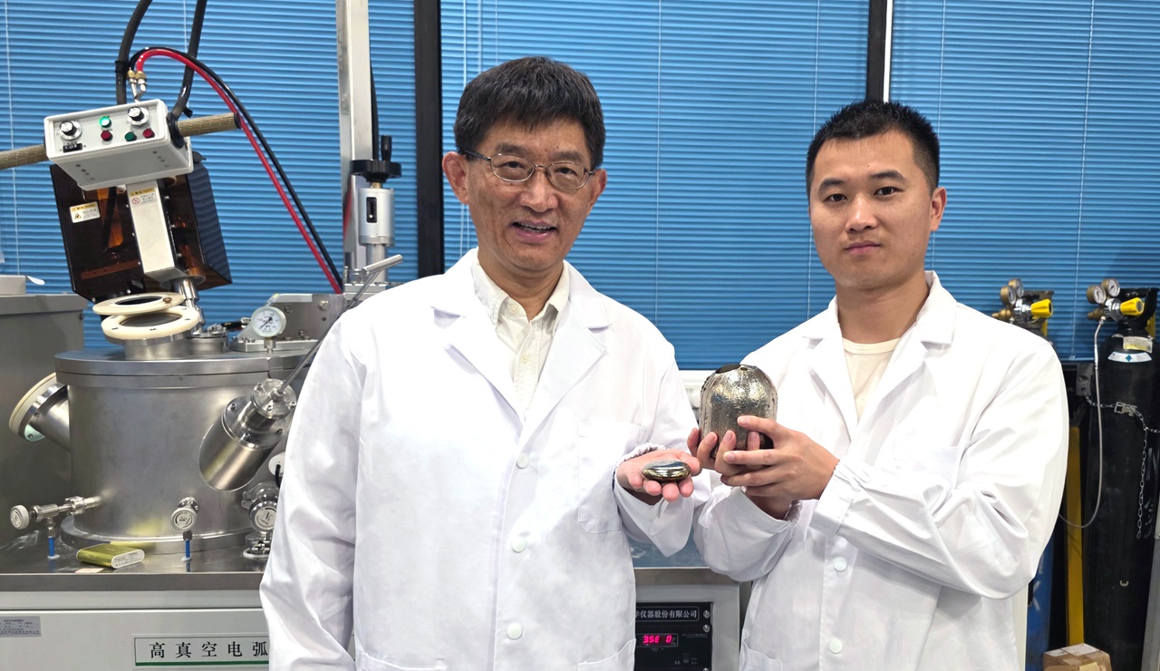 Professor Sun Qingping (links) en een collega tonen de legering Ti₇₈Nb₂₂ die in hun experimentele warmtepomp wordt gebruikt.