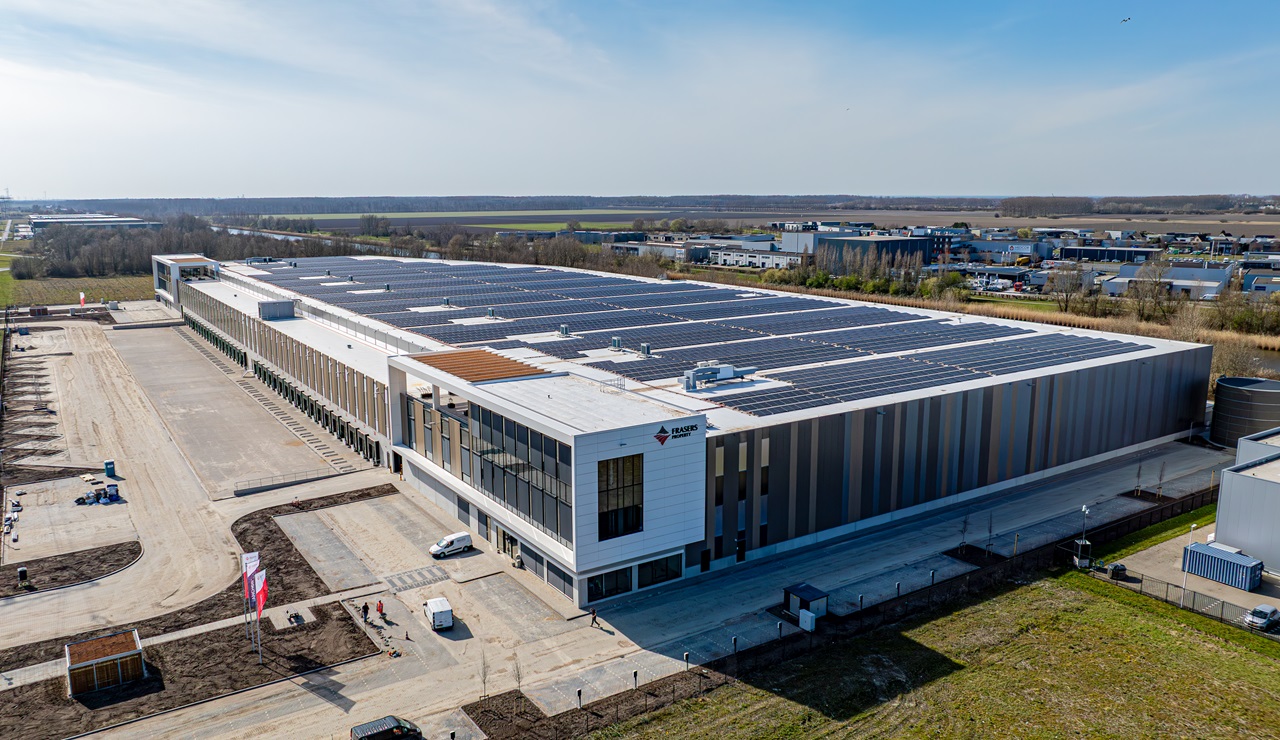 Op het dak van The Anchor liggen bijna 7.000 zonnepanelen, goed voor 3.700 kWp aan vermogen. Daarmee wordt meer dan 75 procent van de jaarlijkse energiebehoefte gedekt.