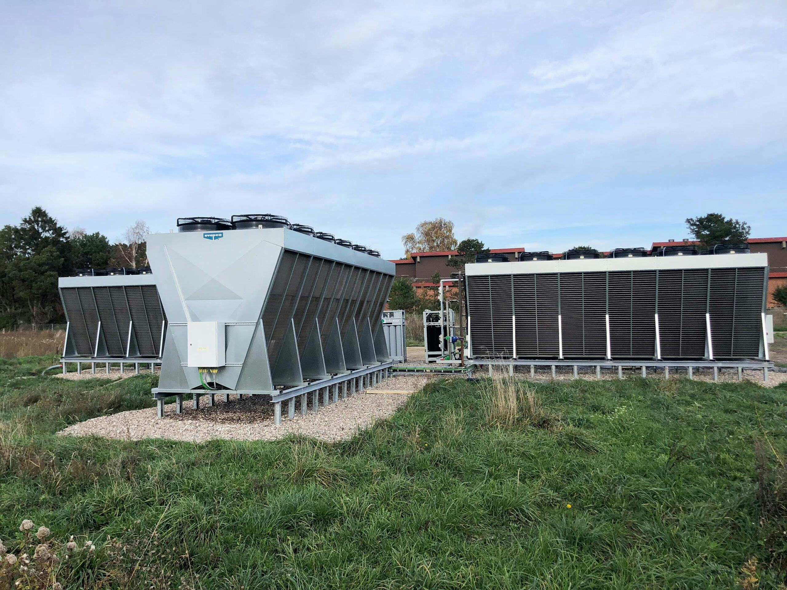 Verdampers van de warmtepomp in de Deense plaats Rørvig. De warmte wordt geleverd aan 244 woningen.