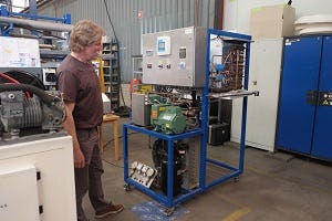 Leen van Andel bij een van zijn zelfgemaakte proefopstellingen. 