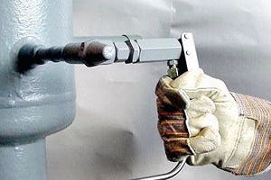 Olie aftappen is niet zonder gevaar.