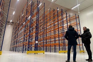 Henk Komin (rechts) in een van de twee nieuwe koelcellen bij Schiphol.