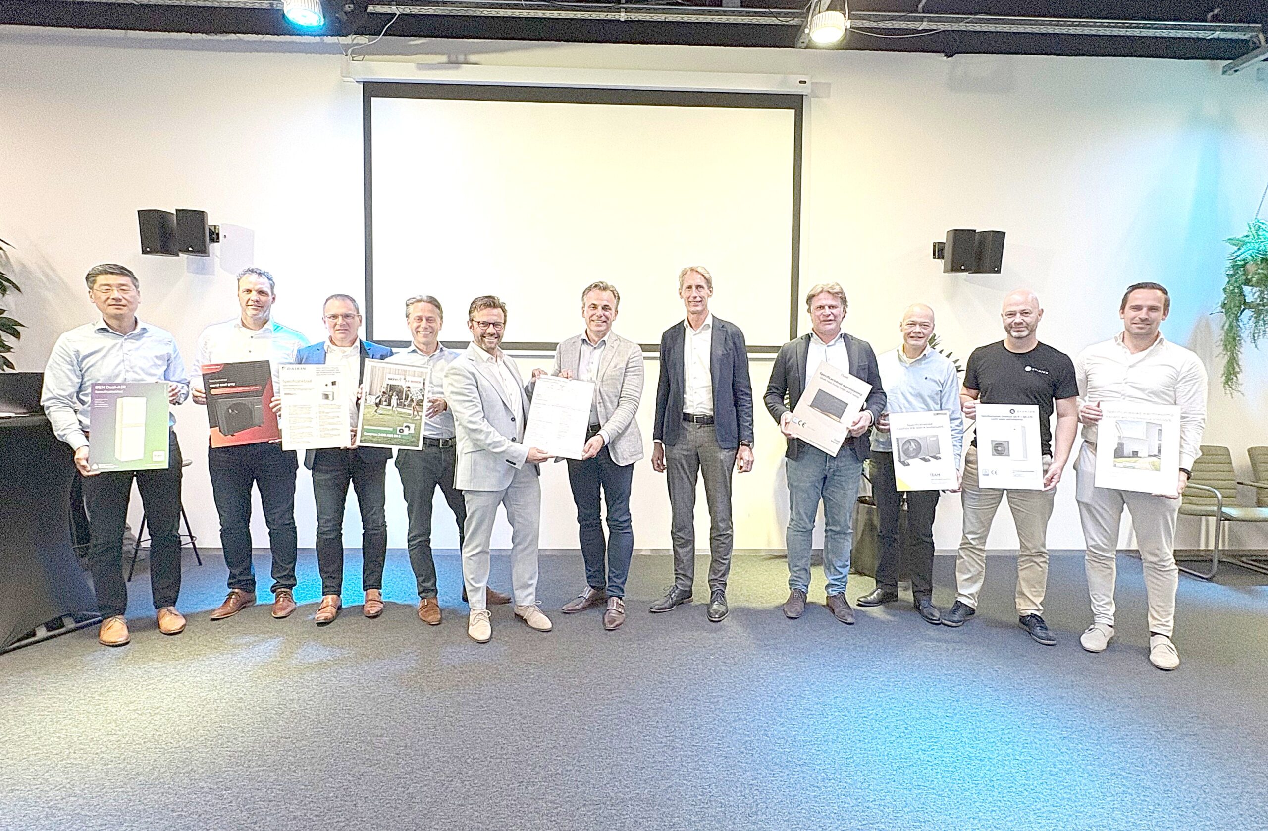 Op 25 september overhandigde Frank Agterberg (voorzitter van Vereniging warmtepompen) namens de fabrikanten de eerste exemplaren aan Mark Harbers (voorzitter Techniek Nederland).