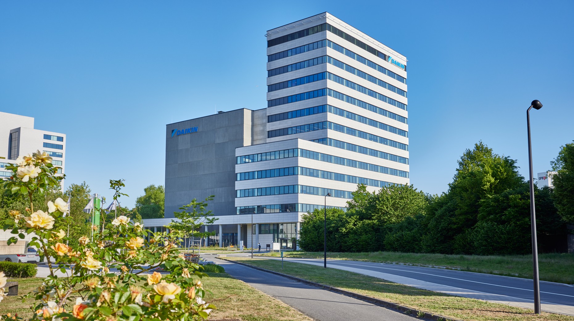 Het nieuwe R&D Center van Daikin in Gent, met links het gesloten deel voor de testruimtes en rechts de kantoorruimte.