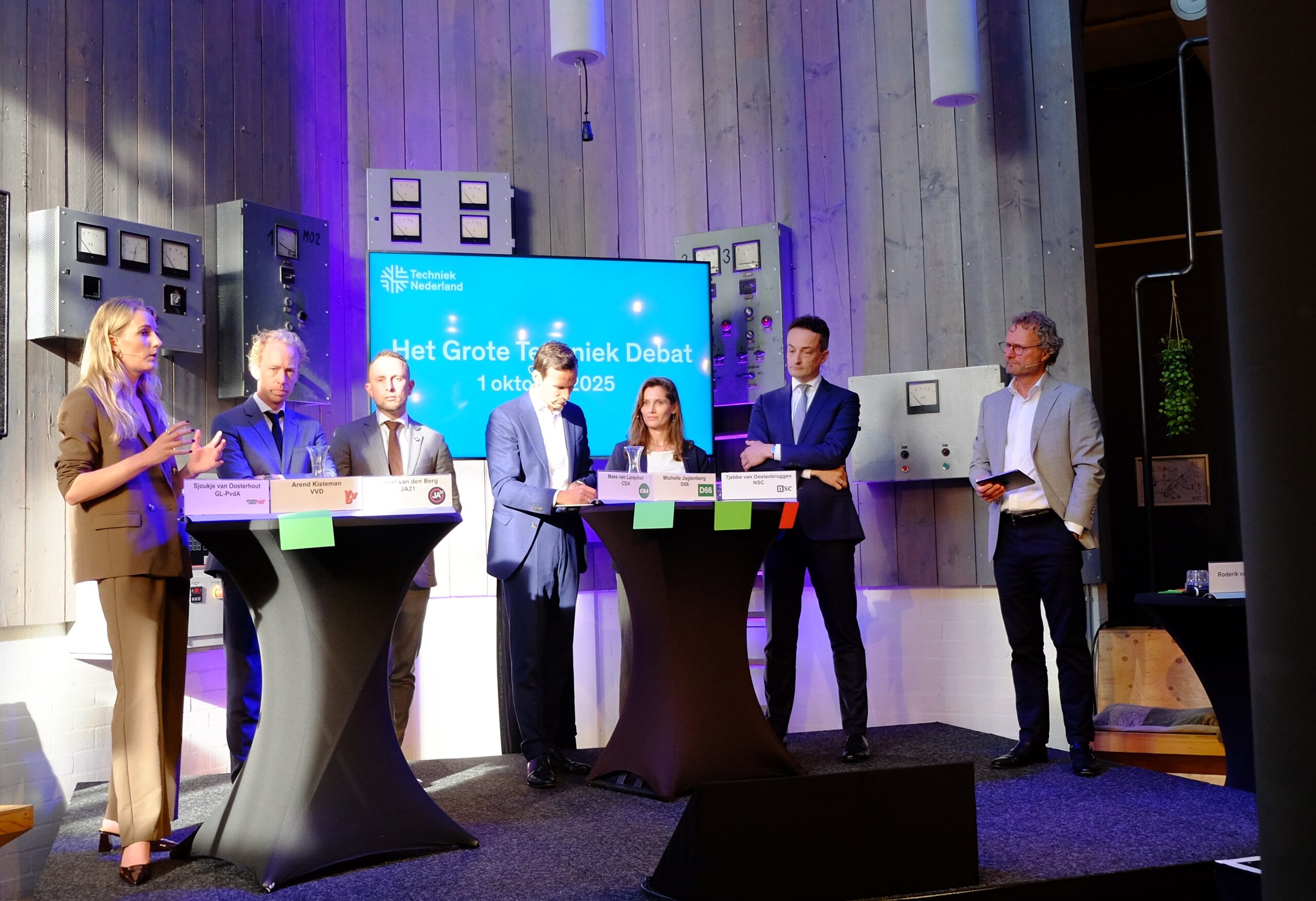 Het grote Techniekdebat van Techniek Nederland, met v.l.n.r. Sjoukje van Oosterhout (GL-PvdA), Arend Kisteman (VVD), Daniël van den Berg (JA21), Maes van Lanschot (CDA), Michelle Jagtenberg (D66), Tjebbe van Oostenbruggen (NSC) en helemaal rechts op de foto debatleider Roderik van Grieken. 
