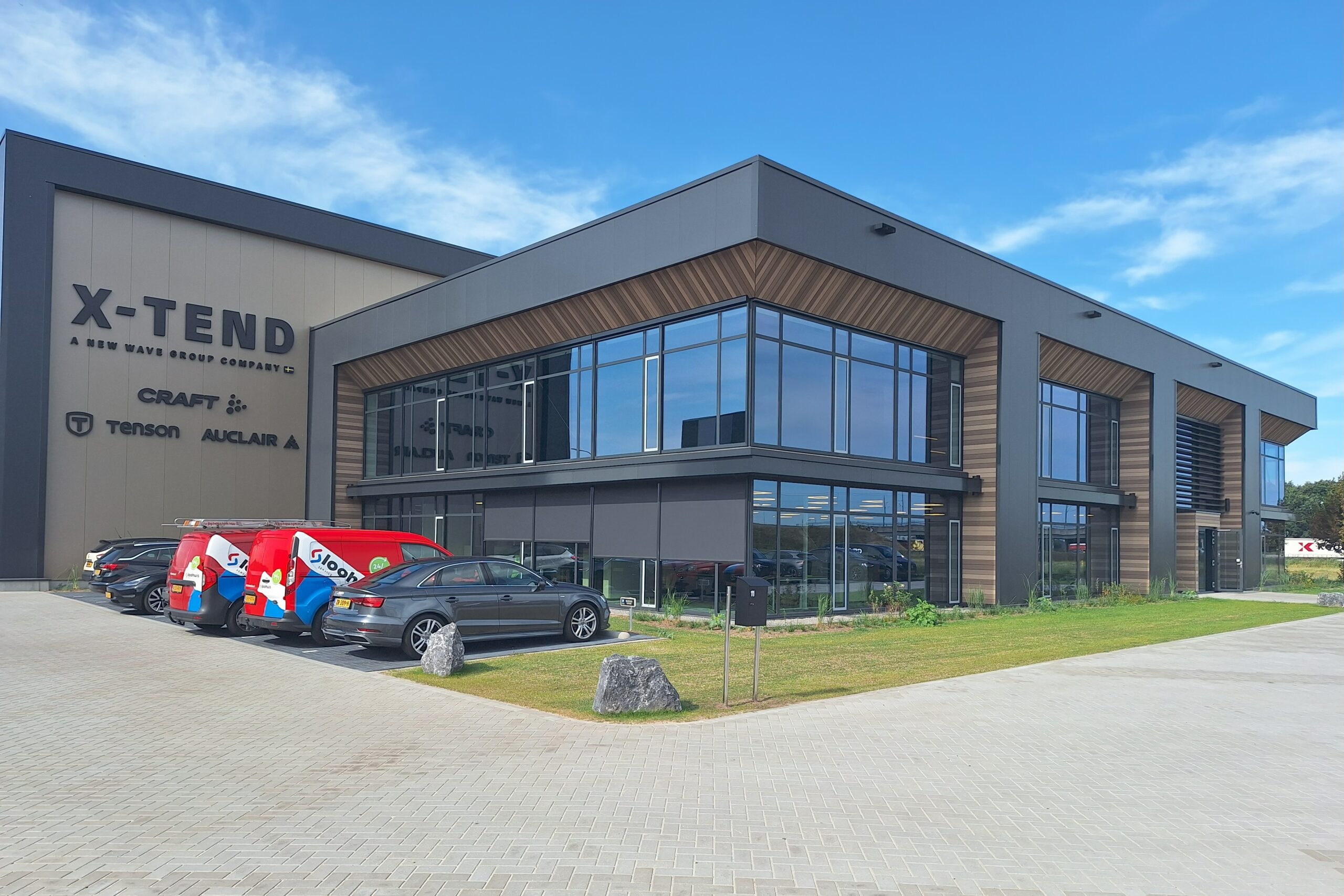 Afbeelding van het nieuwe pand van Craft Sportswear en Tenson in Hattem, waar vanwege de beperkte netaansluiting een aanpassing van het installatiesysteem doorgevoerd moest worden.