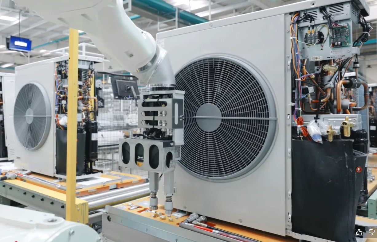 Robot in de volledig geautomatiseerde VRF-fabriek van Hisense. 