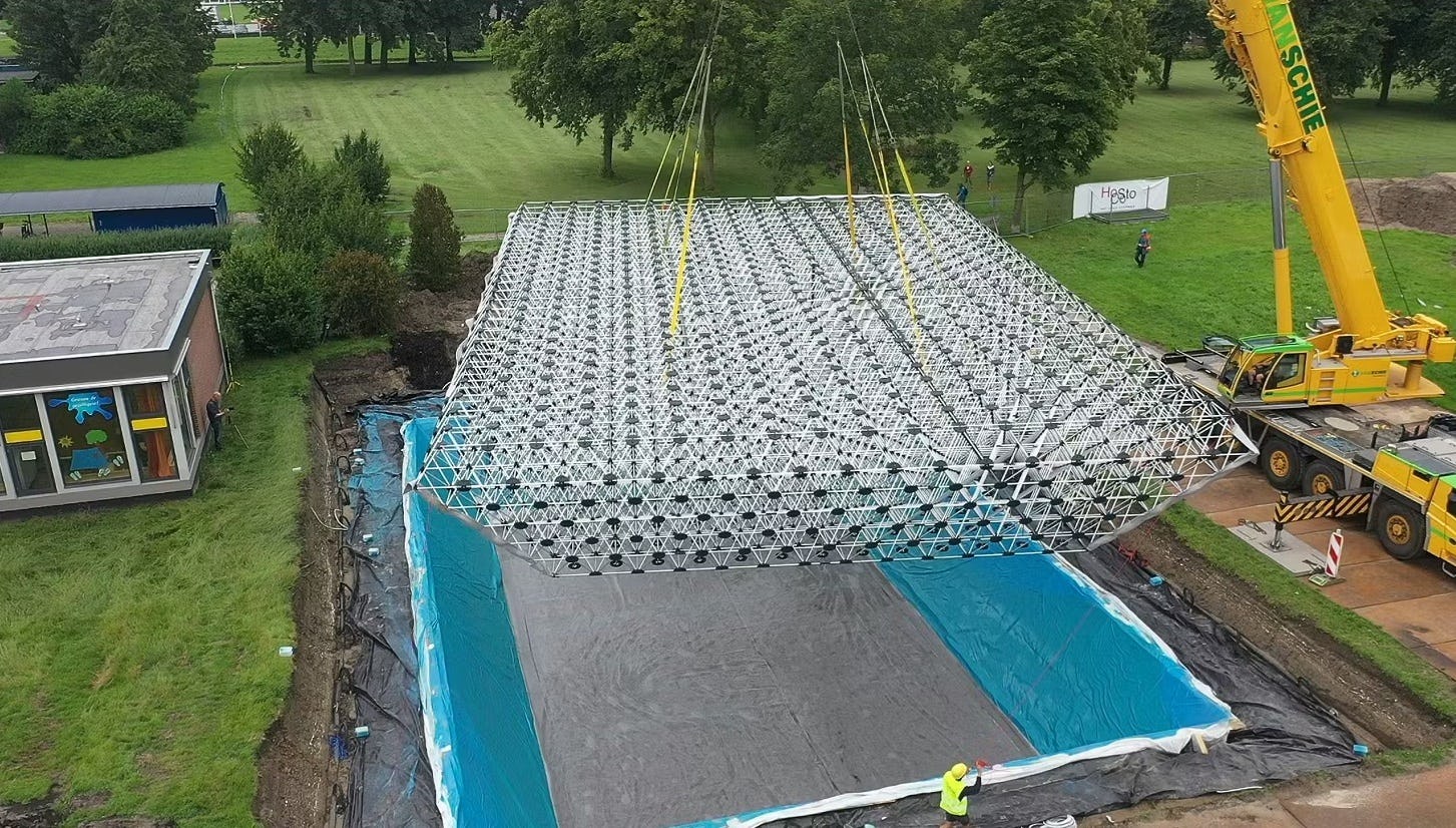 Vier jaar geleden werd het aluminium frame in de buffer van Nagele gehesen. Foto: Sytze Kramer.