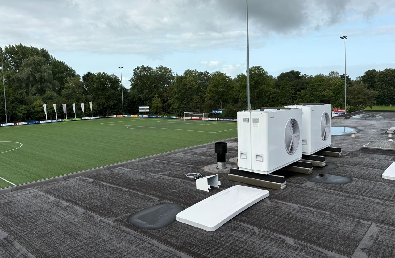 Op het dak van het clubgebouw staan twee warmtepompen van Stiebel Eltron met een vermogen van elk 13 kW bij -10 graden.