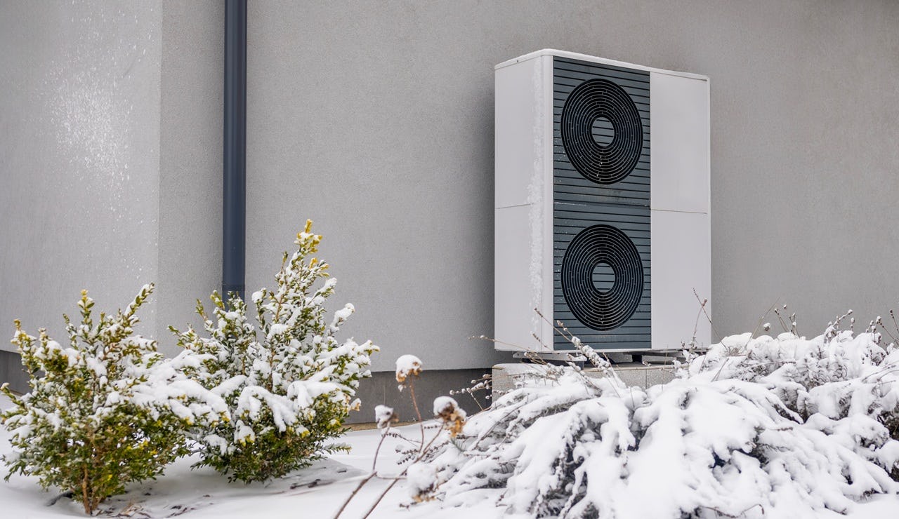 Advies Techniek Nederland: houd warmtepomp sneeuw- en ijsvrij