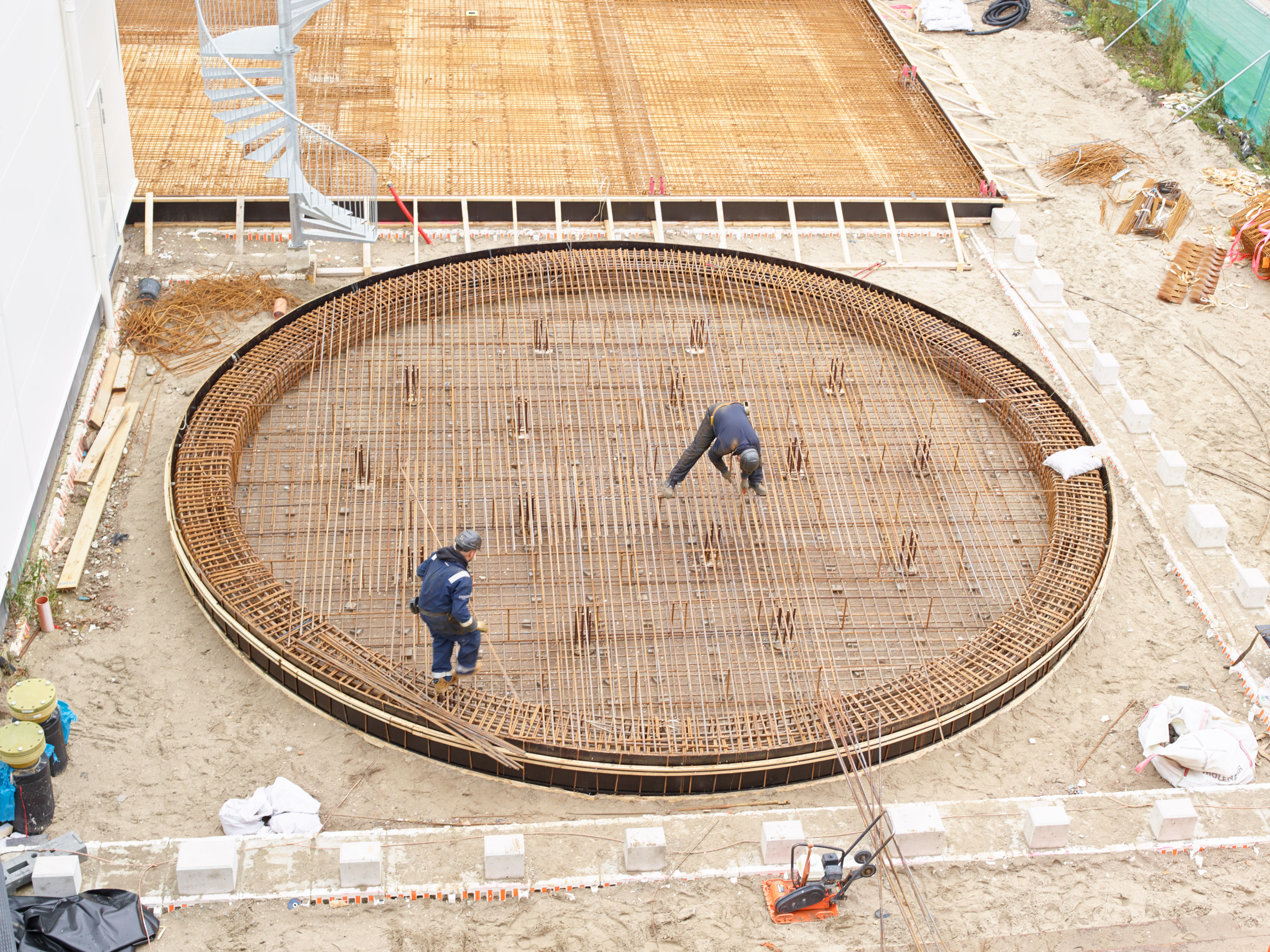 Hier wordt gewerkt aan een 1.300 m³ buffervat dat tijdens piekverbruik het warmtenet van extra warmte moet voorzien. 