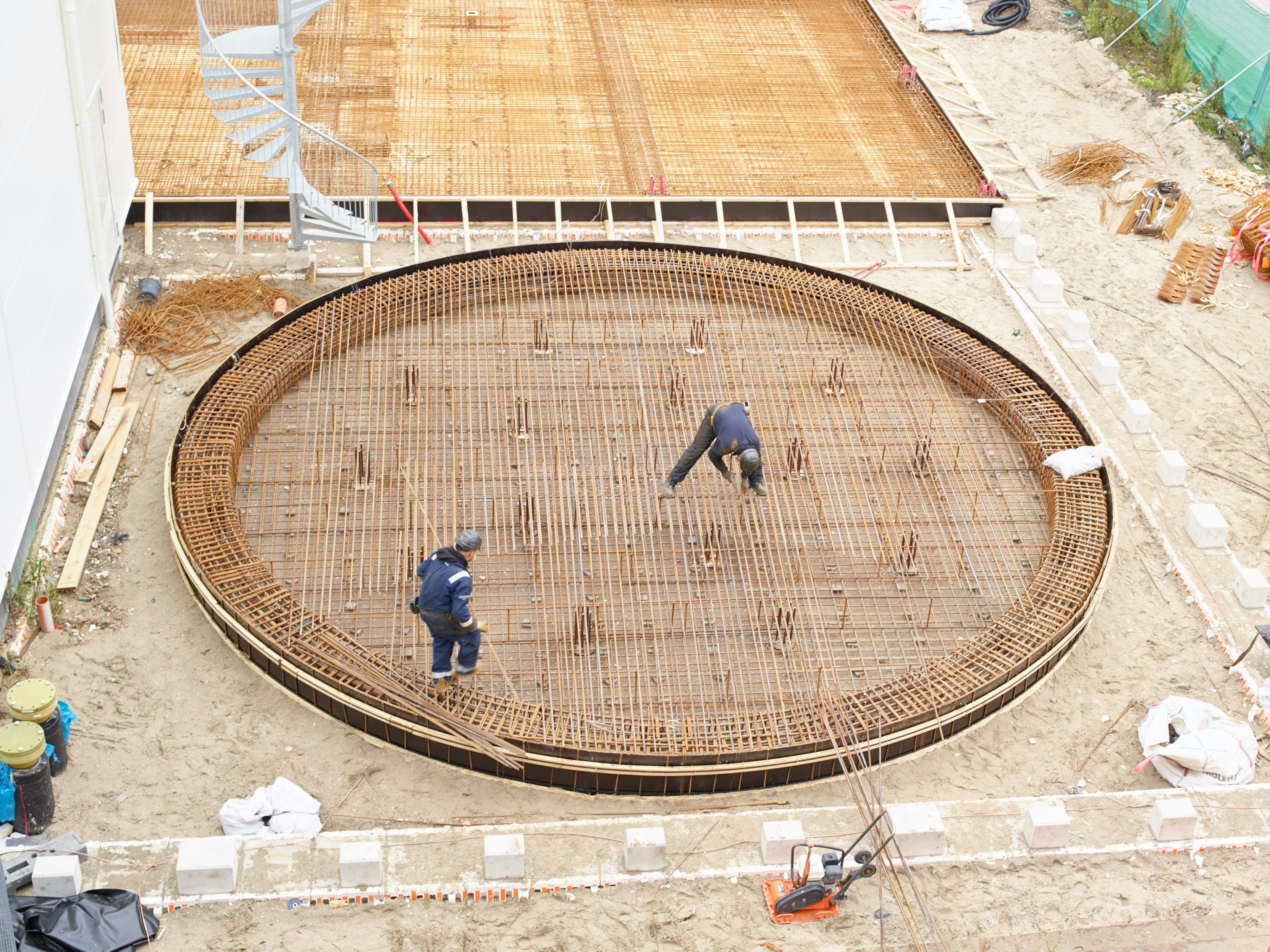 Hier wordt gewerkt aan een 1.300 m³ buffervat dat tijdens piekverbruik het warmtenet van extra warmte moet voorzien.