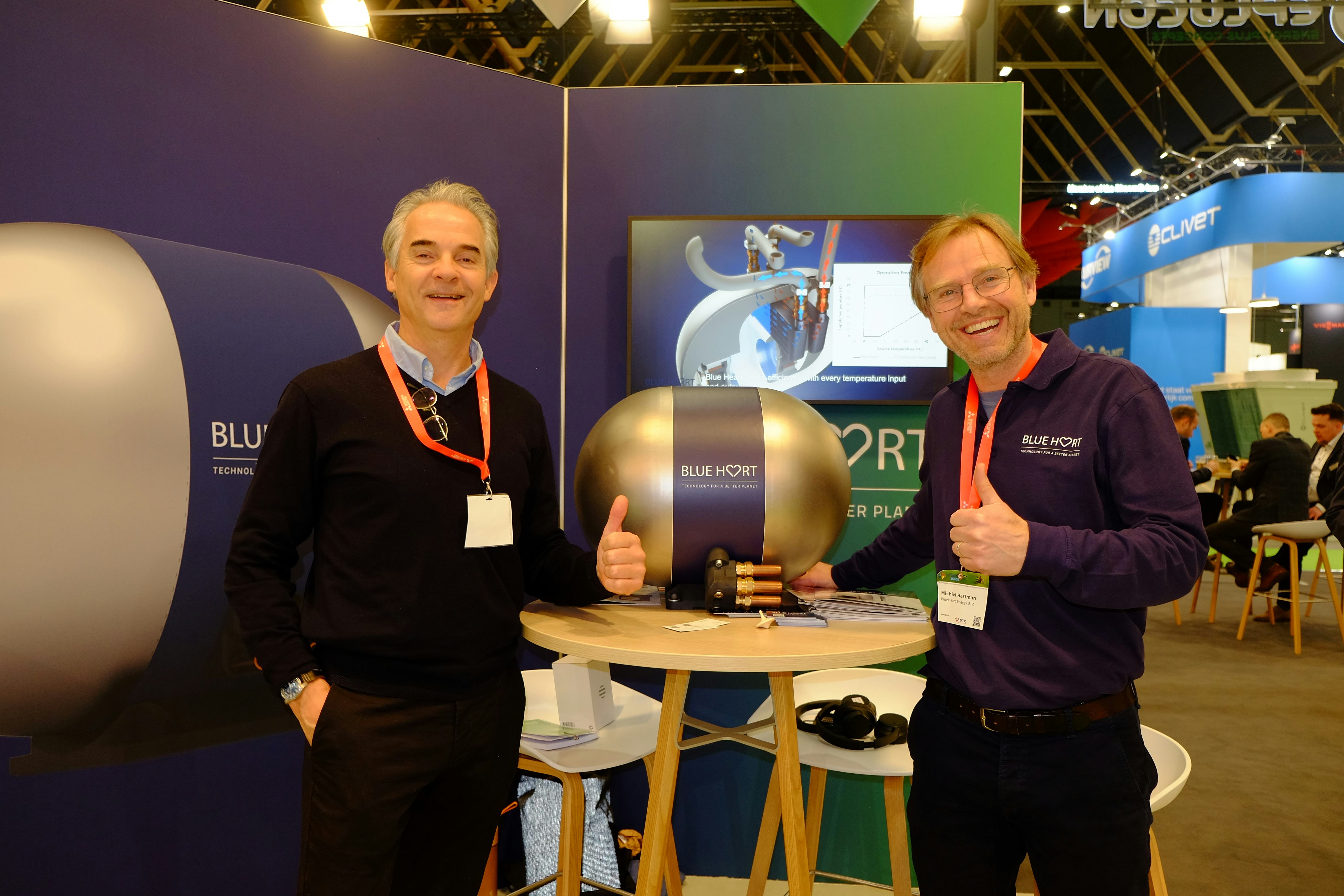 Michiel Hartman (rechts) en zijn compagnon bij BlueHeart Haico Halbesma zijn positief gestemd dat de marktintroductie van de thermo-akoestische warmtepomp (tussen hen in) nu wel gaat lukken.
