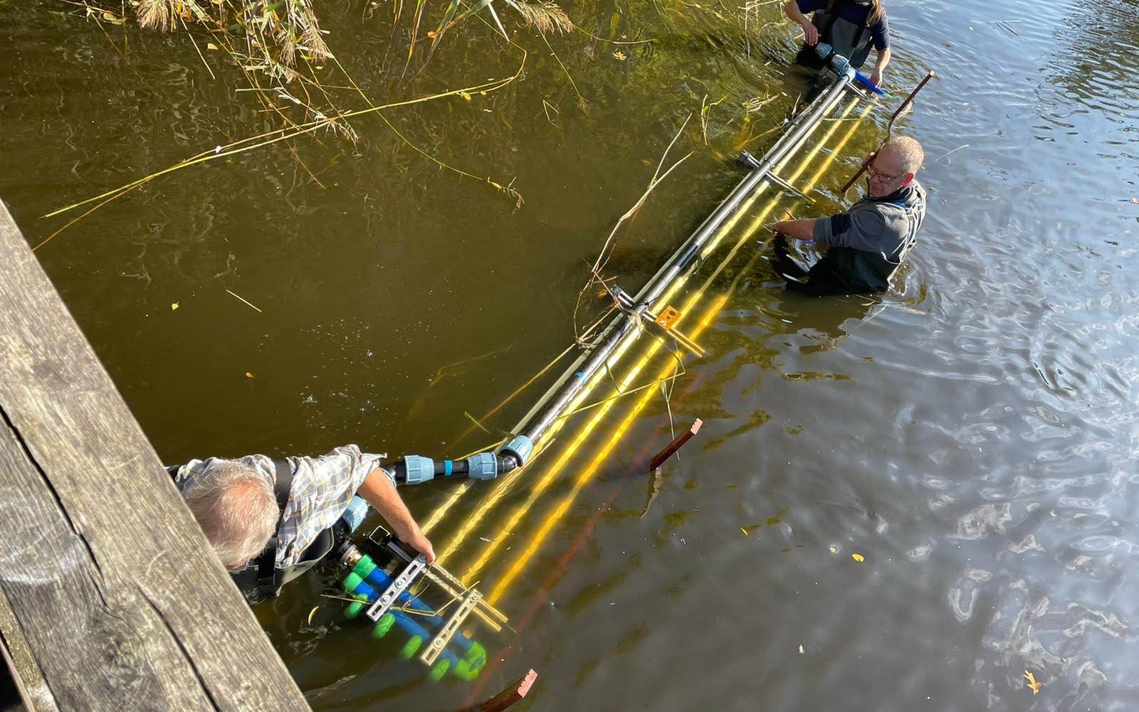 De warmtewisselaar wordt bij de kinderboerderij in Soest in de naastgelegen vijver geplaatst. 