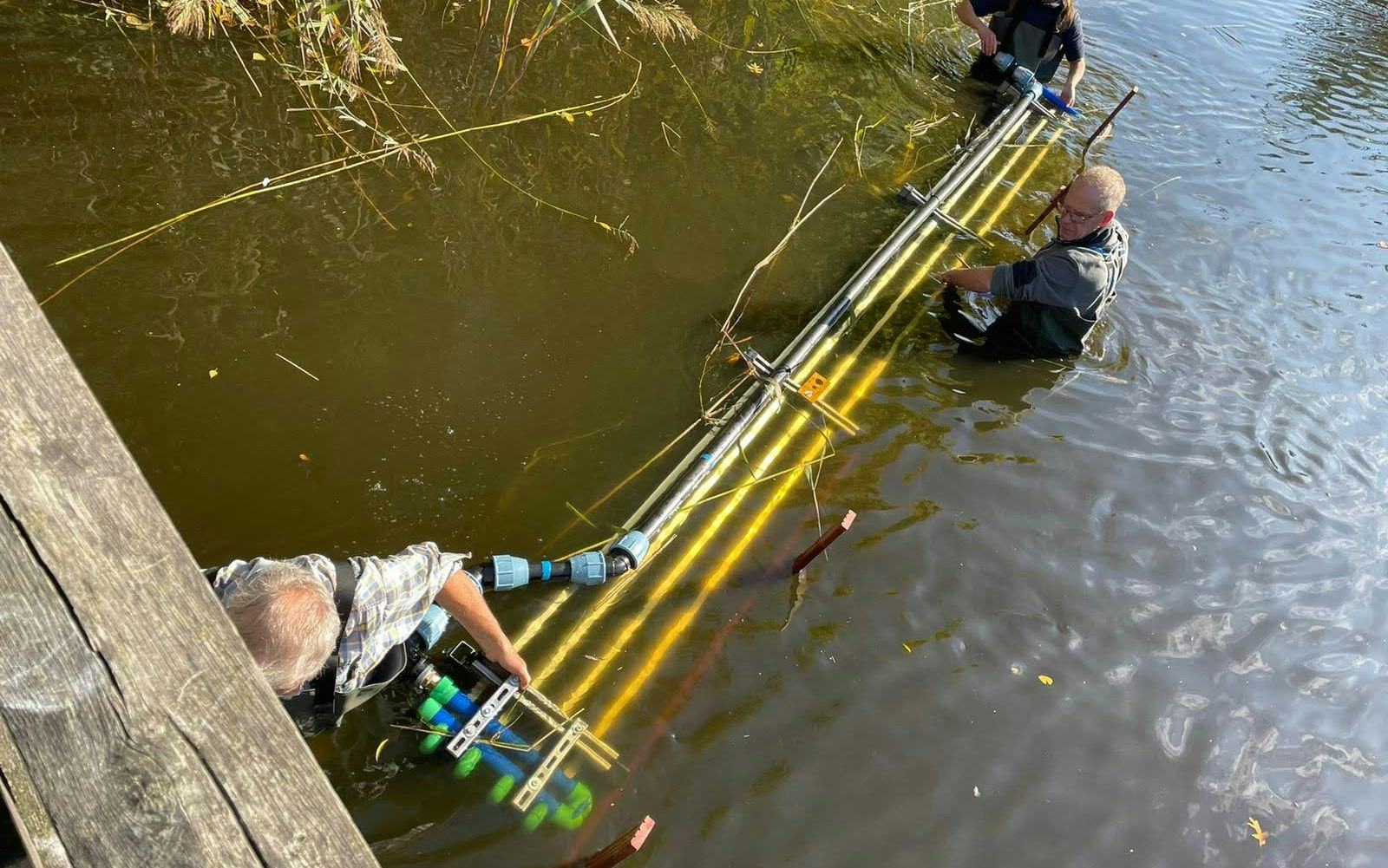 De warmtewisselaar wordt bij de kinderboerderij in Soest in de naastgelegen vijver geplaatst.