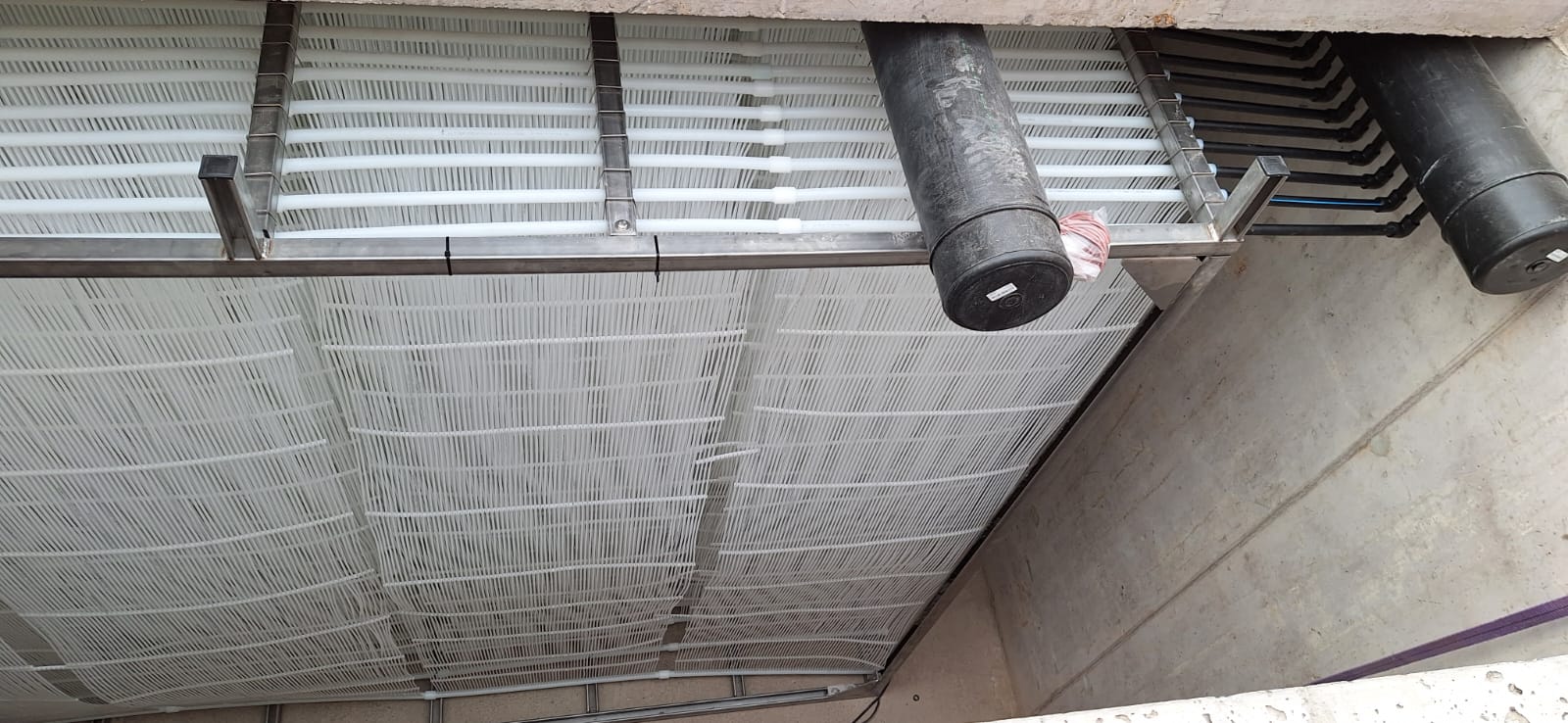 Bovenaanzicht van een ijsaccu in de vorm van een betonkelder. De matten dienen als warmtewisselaar. Foto: De Korne/sp.ICE.