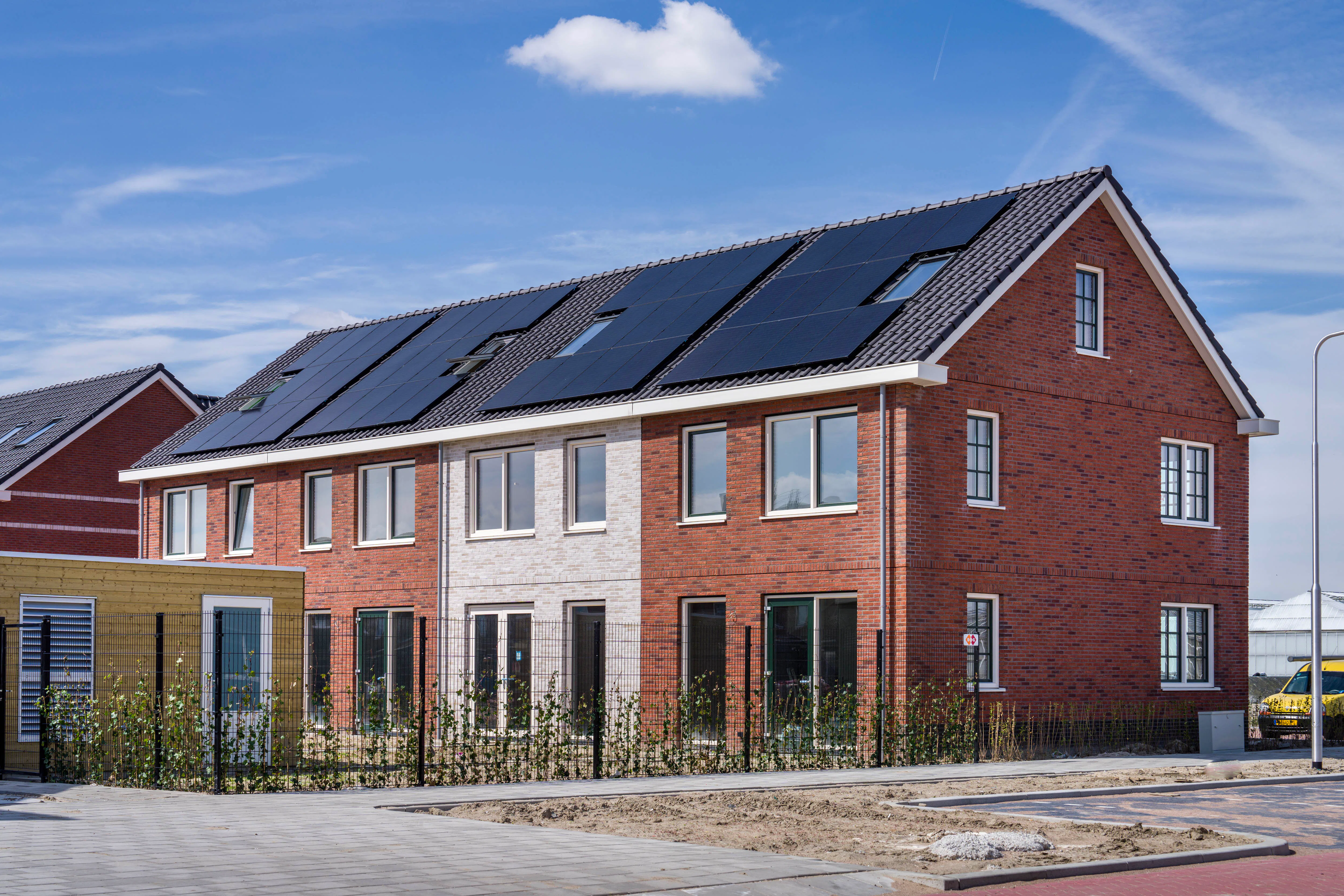 Fijn Wonen nieuwbouwproject van Van Wijnen in Zevenhuizen met de warmtepomp in de schuur met twee roosters voor de luchtdoorvoer.