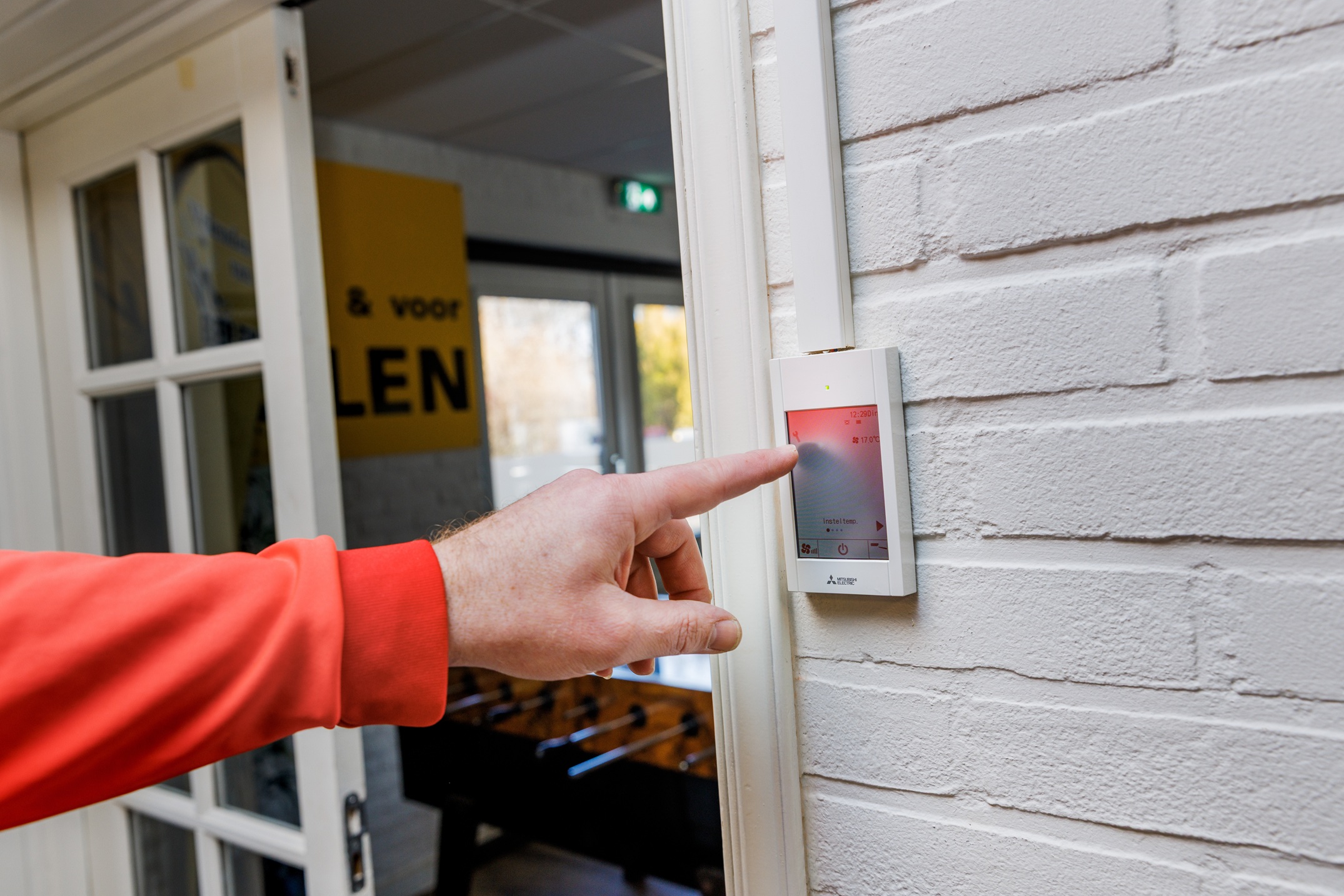 Bediening van het regelpaneel voor het klimaatsysteem in het clubgebouw