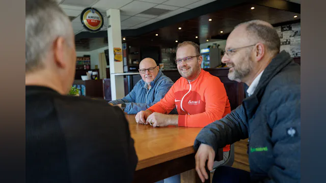 Clubexpert Gert aan tafel met clubbestuurders over de verduurzaming van het sportcomplex.
