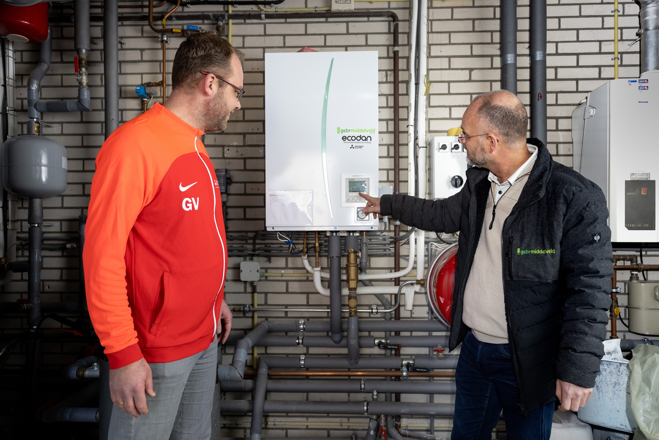 Toelichting bij de Ecodan warmtepompinstallatie in de technische ruimte.