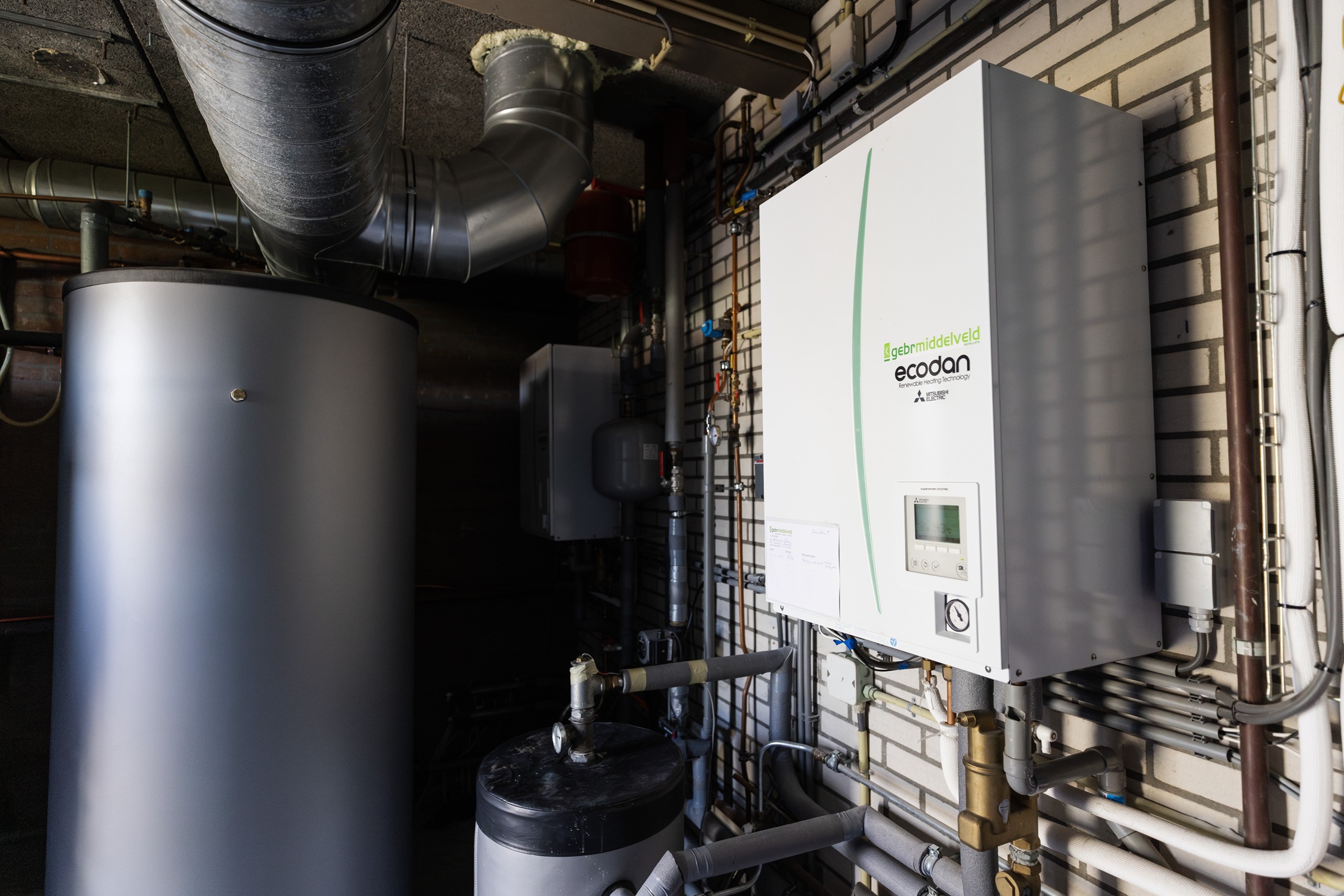 Overzicht van de geïnstalleerde warmtepomp en bijbehorende installaties.