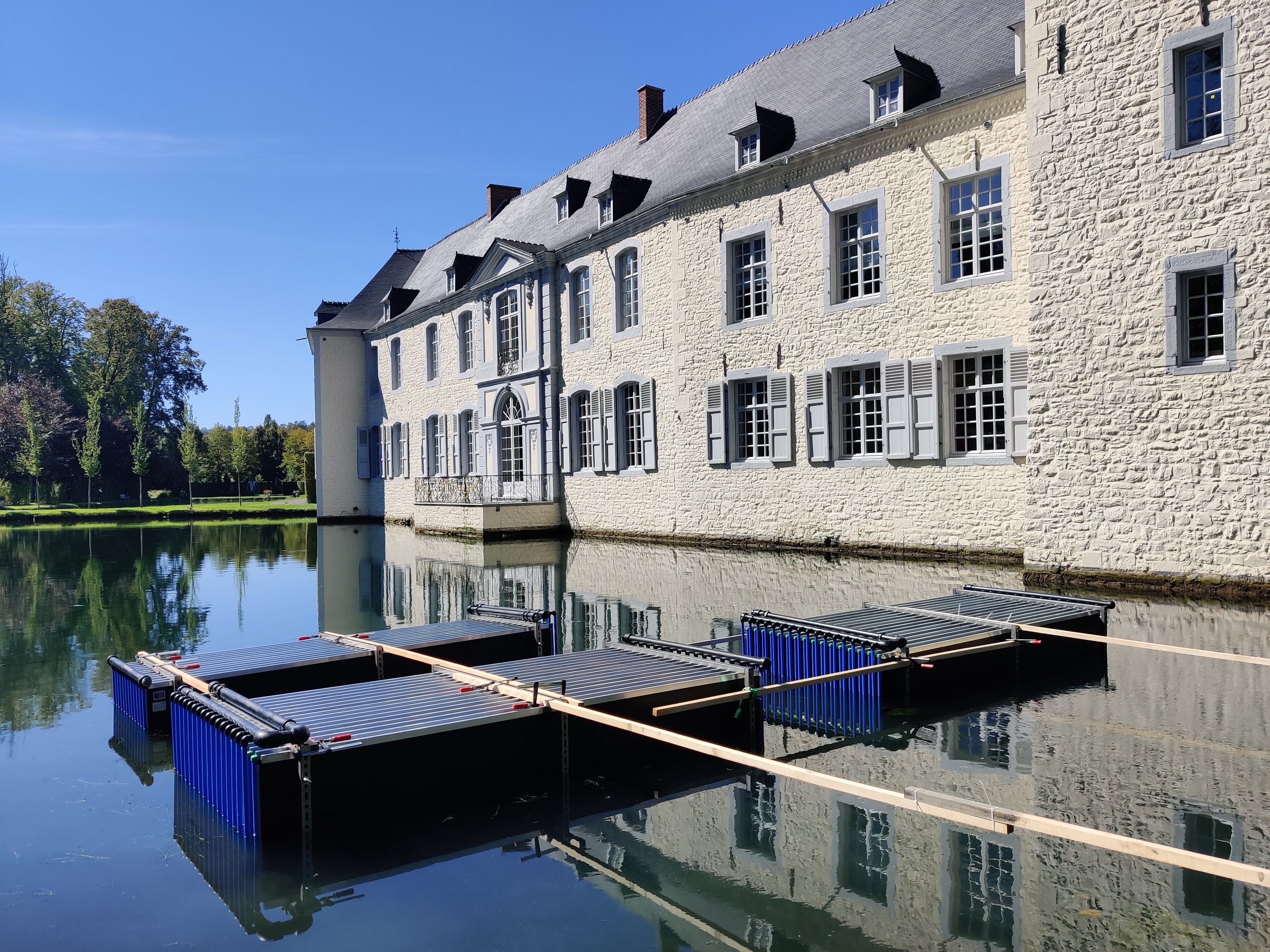 Een warmtewisselaar in de gracht rond kasteel van de Tuinen van Annevoie in de Belgische Ardennen is de bron van een water/water-warmtepomp in het kasteel.  Foto: Extraqt