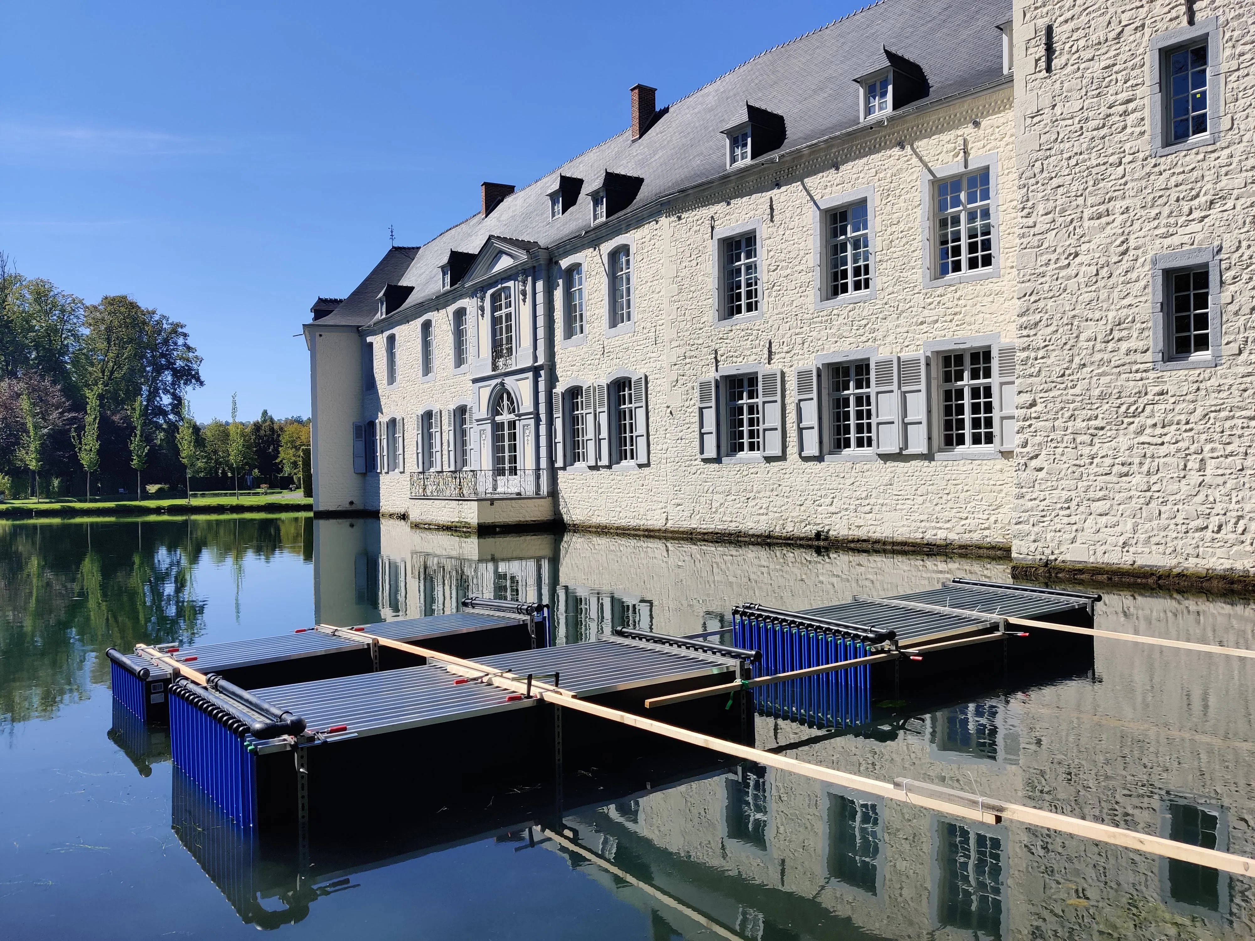 Een warmtewisselaar in de gracht rond kasteel van de Tuinen van Annevoie in de Belgische Ardennen is de bron van een water/water-warmtepomp in het kasteel.  Foto: Extraqt