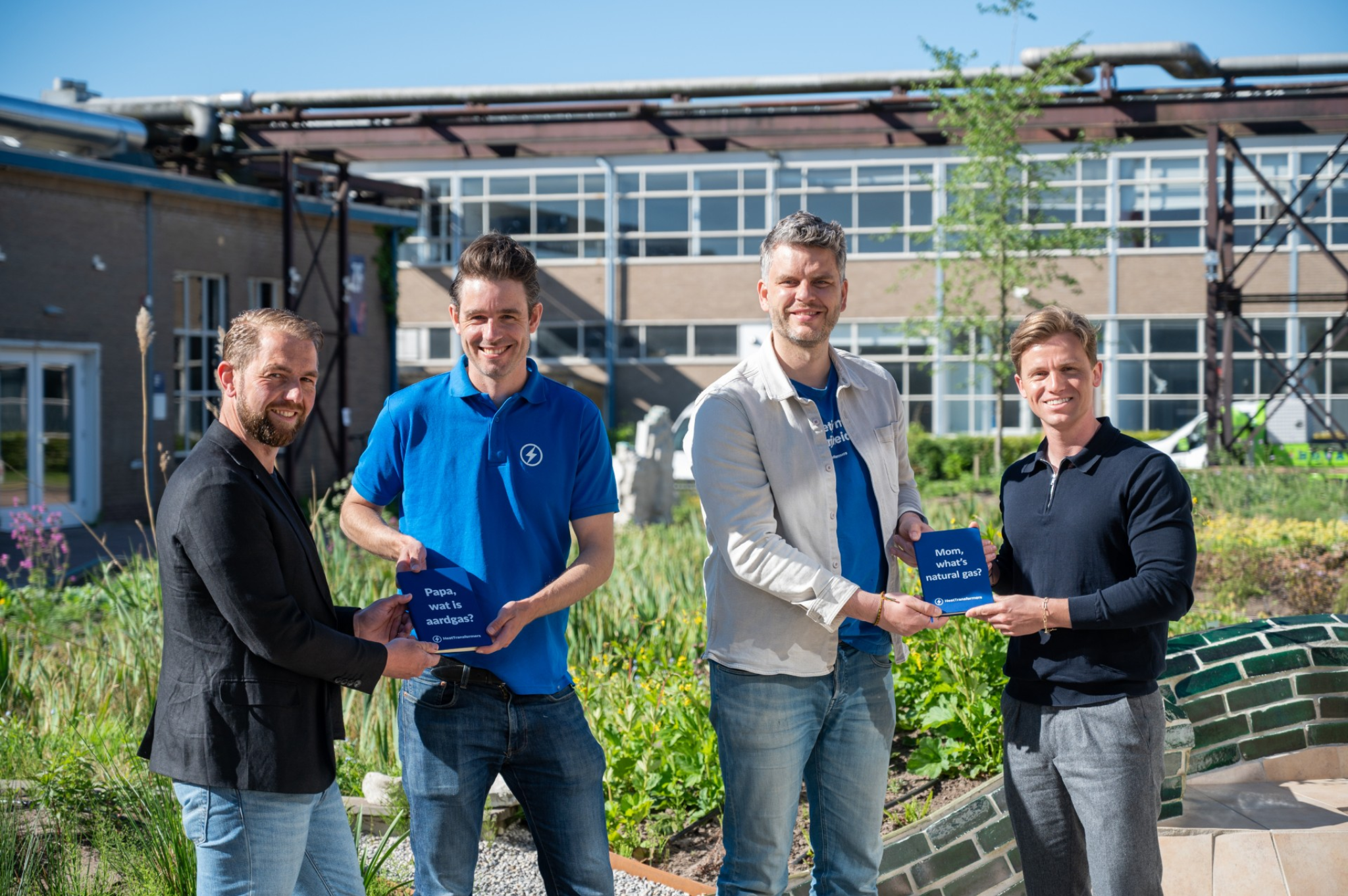 René Breman (Edena), Gijs van Vrede (HeatTransformers) , Stijn Otten - van Beest (HeatTransformers) en Bernardo Eenkhoorn (Edena) poseren nadat de overname was beklonken.