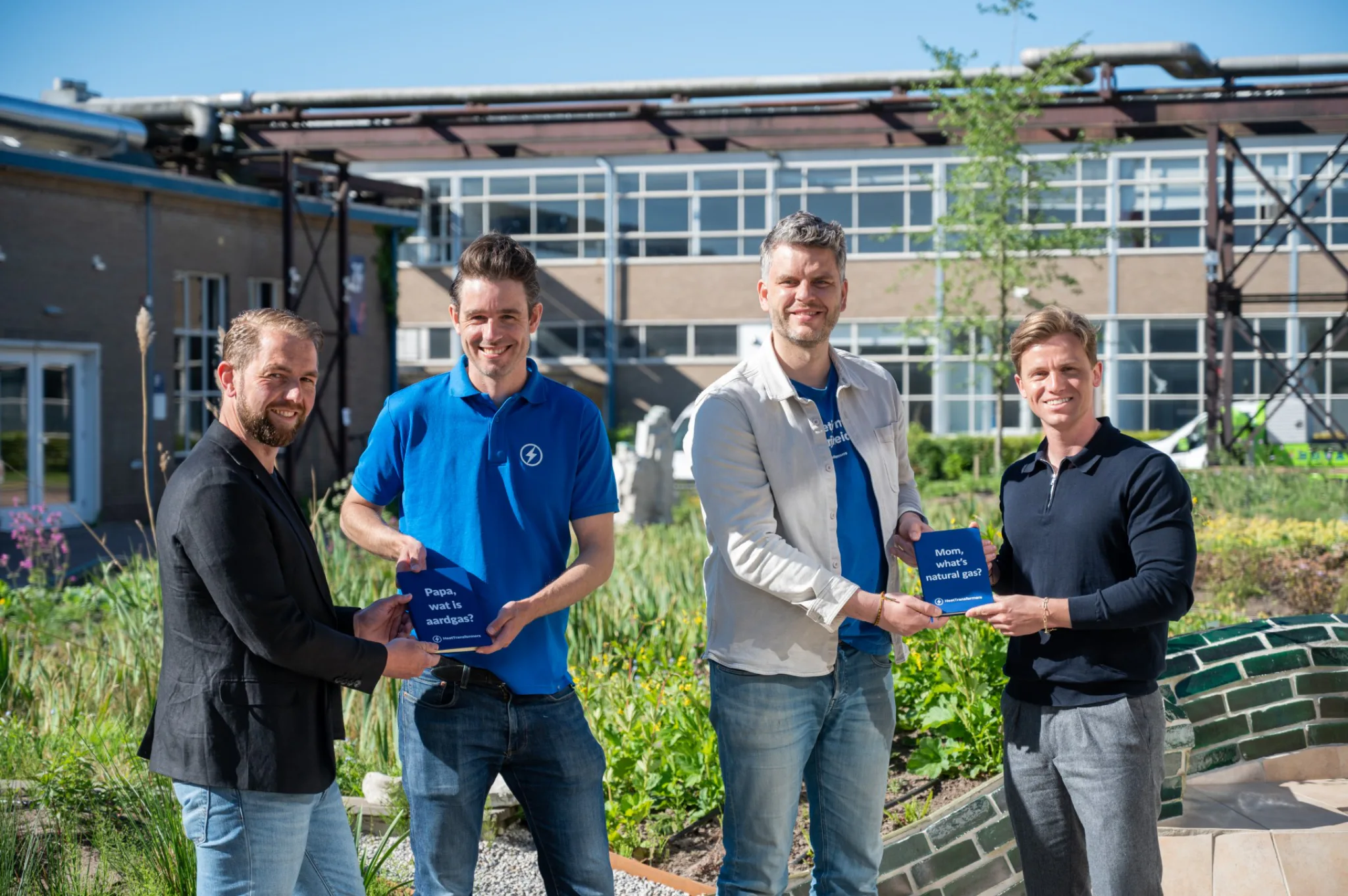 René Breman (Edena), Gijs van Vrede (HeatTransformers) , Stijn Otten - van Beest (HeatTransformers) en Bernardo Eenkhoorn (Edena) poseren nadat de overname was beklonken.