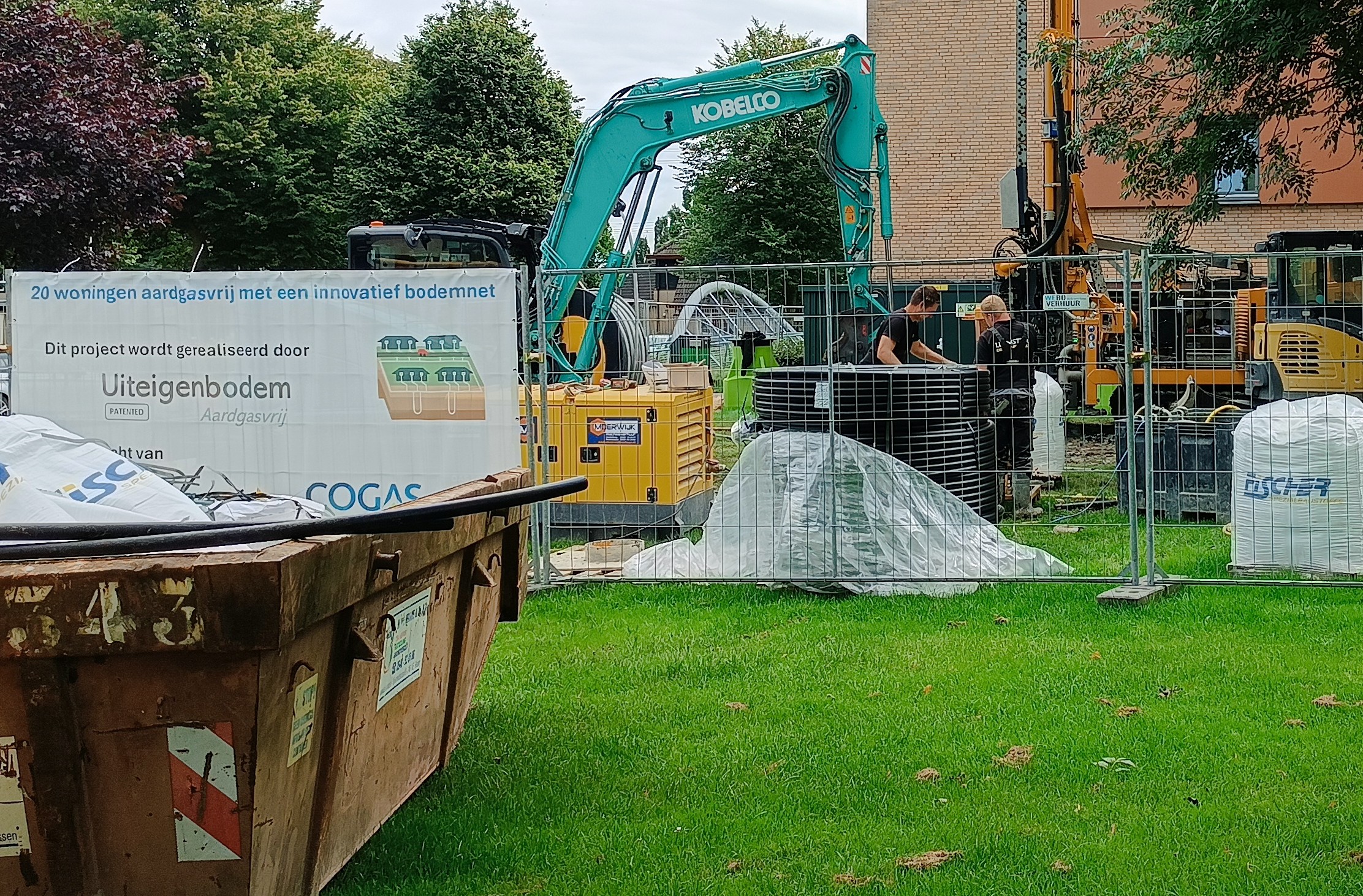 Bij een Uiteigenbodem-project in worden de bodemlussen aangebracht. Het gaat om een complex van een woningcorporatie met twintig appartementen in Wierden. 