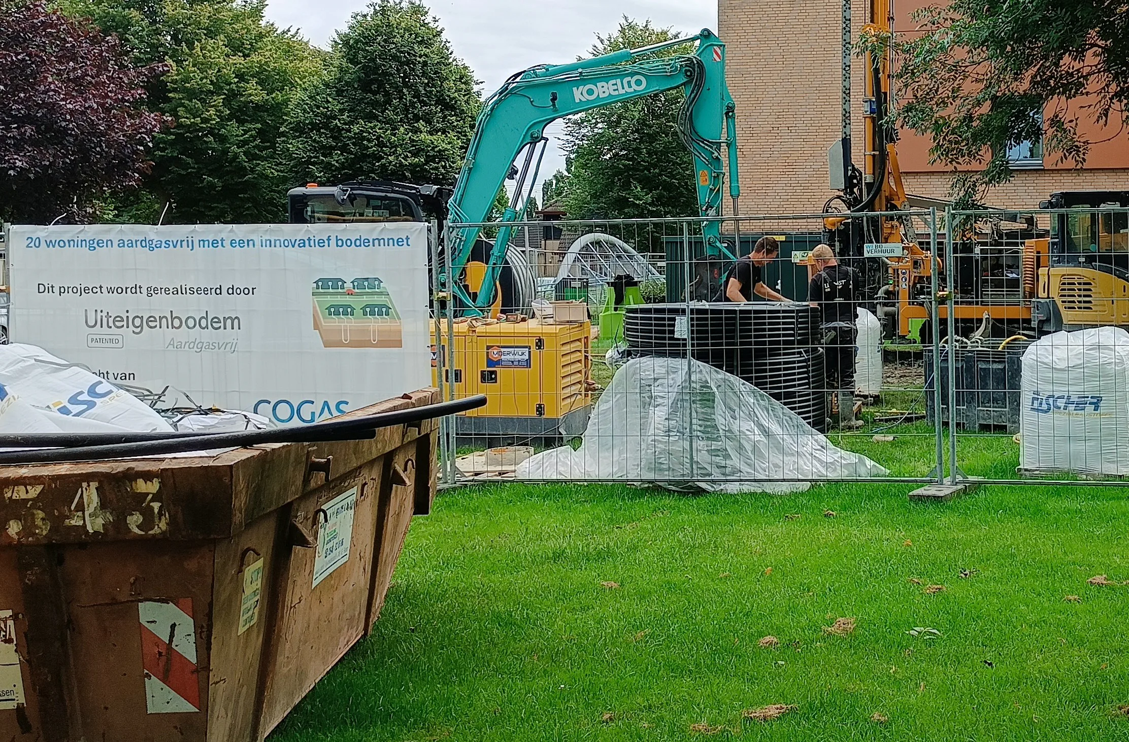 Bij een Uiteigenbodem-project in worden de bodemlussen aangebracht. Het gaat om een complex van een woningcorporatie met twintig appartementen in Wierden. 
