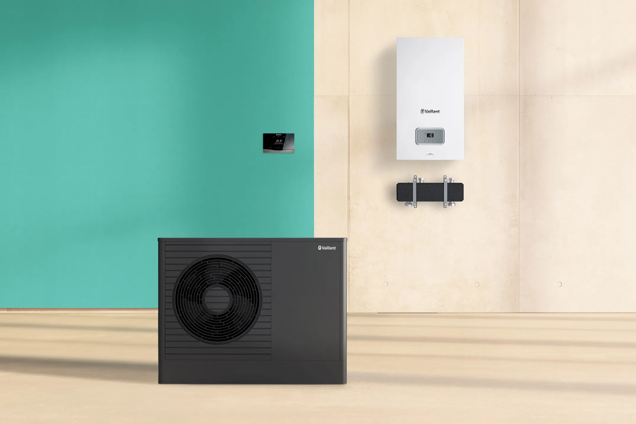 Het compacte hybride systeem, bestaande uit de aroTHERM pro warmtepomp, sensoCOMFORT systeemregelaar, ecoFIT pro cv-ketel en hybride aansluitset.